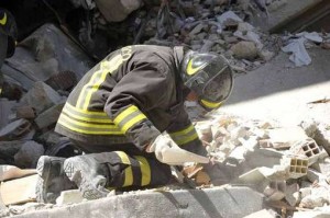 25143820_vigili-del-fuoco-terremoto-abruzzo7_157498