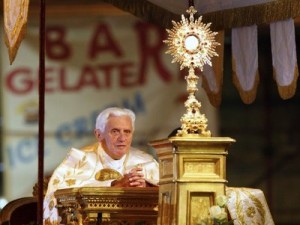 Benedetto XVI Adorazione Eucarestia