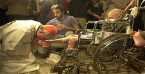Cardinale Bergoglio bacia i suoi poveri