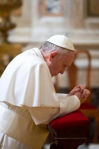 Papa Francesco in preghiera