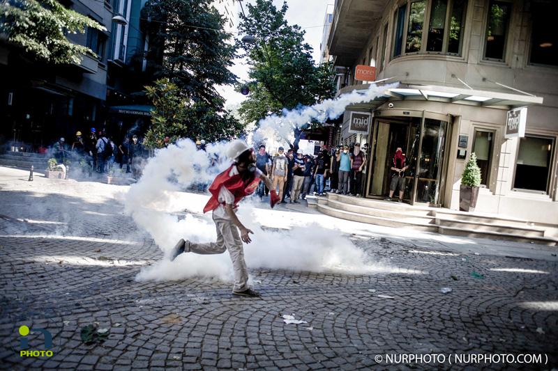Intervention of the police force this afternoon in Taksim square. Photo: Michael Bunel/NurPhoto
