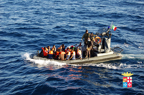 gommone san marco dirige verso zef per trasbordo migranti